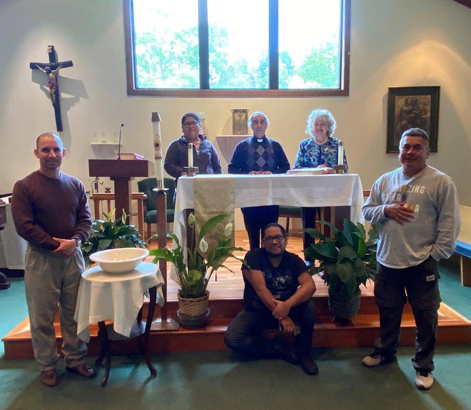 La coordinadora del Ministerio Hispano del Vicariato de Winston Salem, Aleksandra Basanik, consiguió se realice una Misa online desde la parroquia San Juan Bautista de la Salle cada domingo a las 11:30 de la mañana.