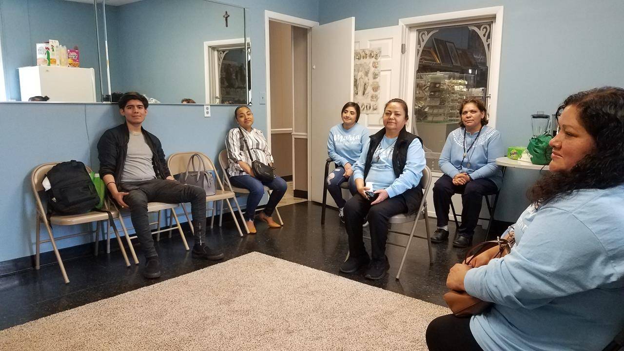 Los integrantes del grupo ‘María, llama de amor’ en Greensboro no han dejado de reunirse para orar, siempre respetando la distancia social determinada por las autoridades sanitarias y de gobierno.