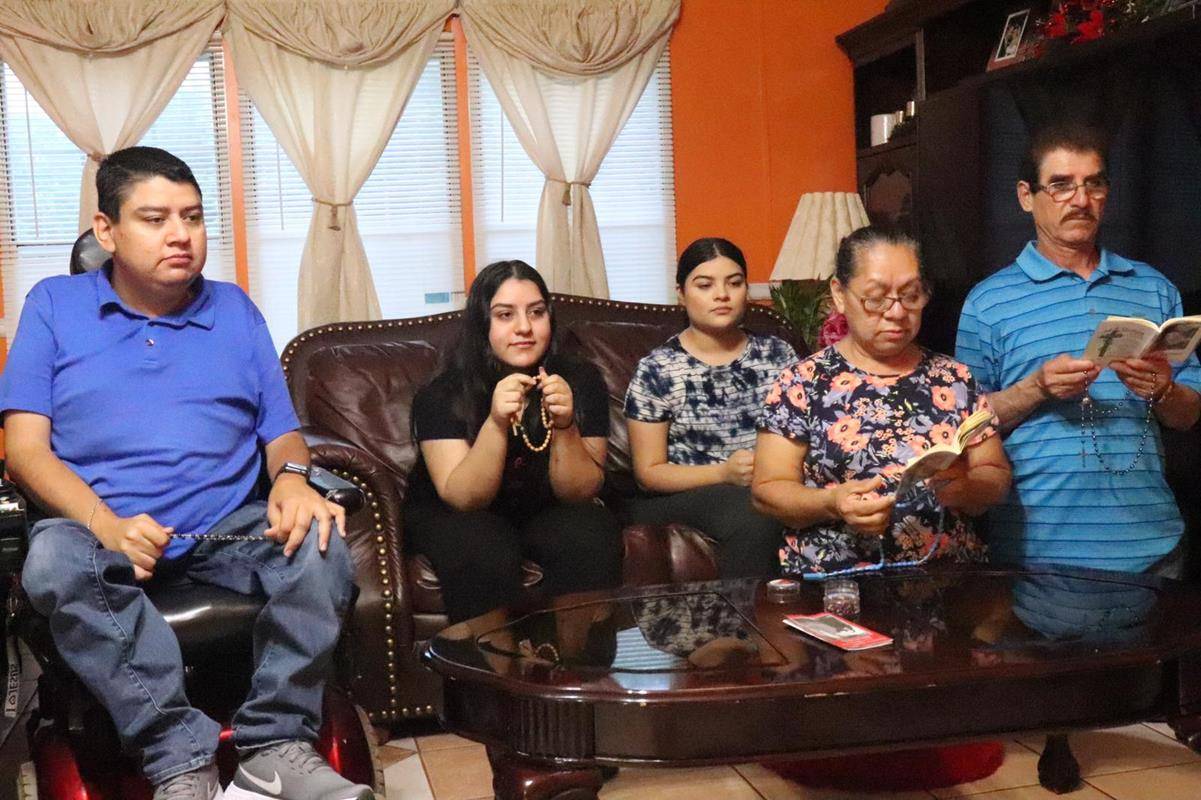 La red social Facebook, de gran aceptación en la comunidad hispana, sirve no solo como vehículo de socialización e información, sino también como un gran medio de evangelización.