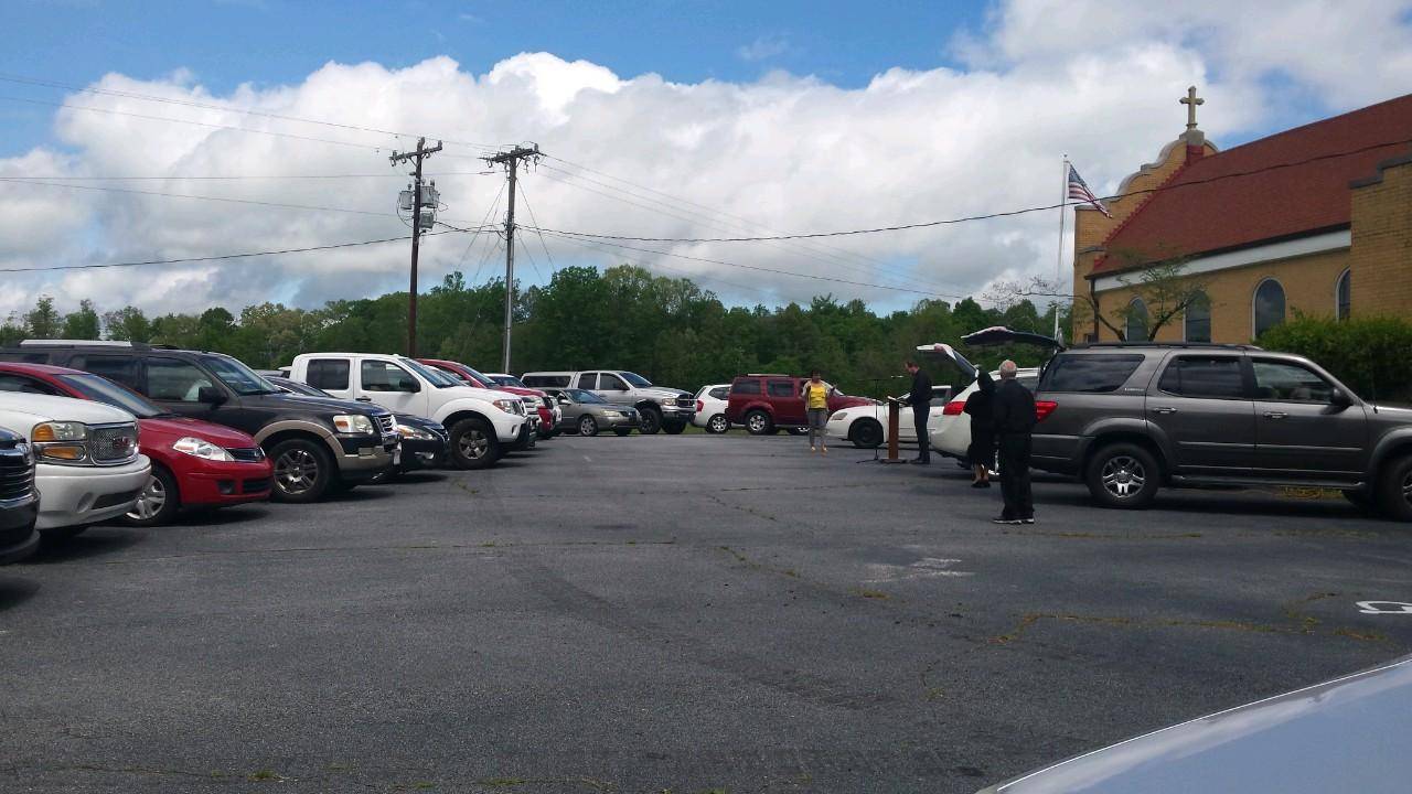 El Padre James Turner conduce el rezo del Santo Rosario, todos los domingos al mediodía, en el estacionamiento de la parroquia Nuestra Señora de los Caminos en Thomasville