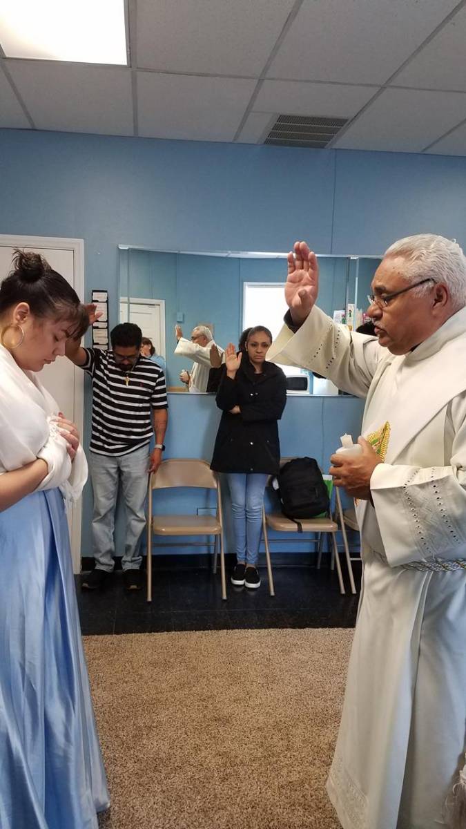Celebrar la vida es parte de nuestra cultura hispana. Aunque no les fue posible organizar una gran fiesta, los padres de la Srta. Yelmy Sowel festejaron en su núcleo familiar los quince años de su hija.