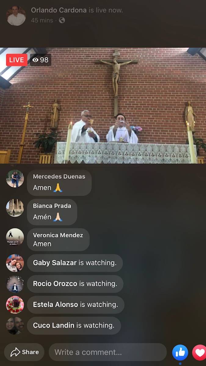 En medio de la pandemia, la comunidad de Santa María en Greensboro encuentra alivio espiritual con la transmisión de la Misa dominical a través de Facebook. La celebración la ofrece el Padre Orlando Cardona, con la asistencia del Diácono Enedino Aquino.