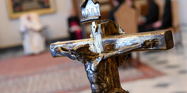022625 pope crucifix