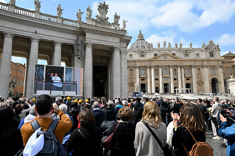 031125 pope prayers