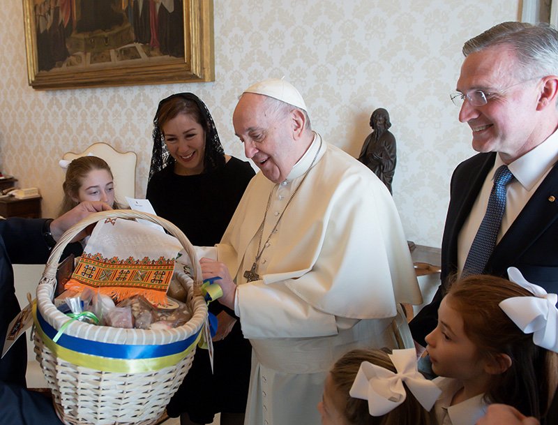 042125 pope people